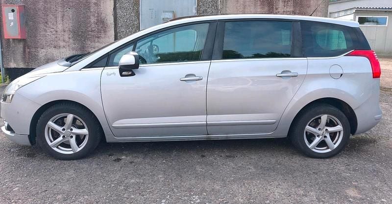 Grau Gebraucht 2012 Peugeot 5008 Van / Kleinbus | 1.750 € (Superpreis) - Bild 1/4