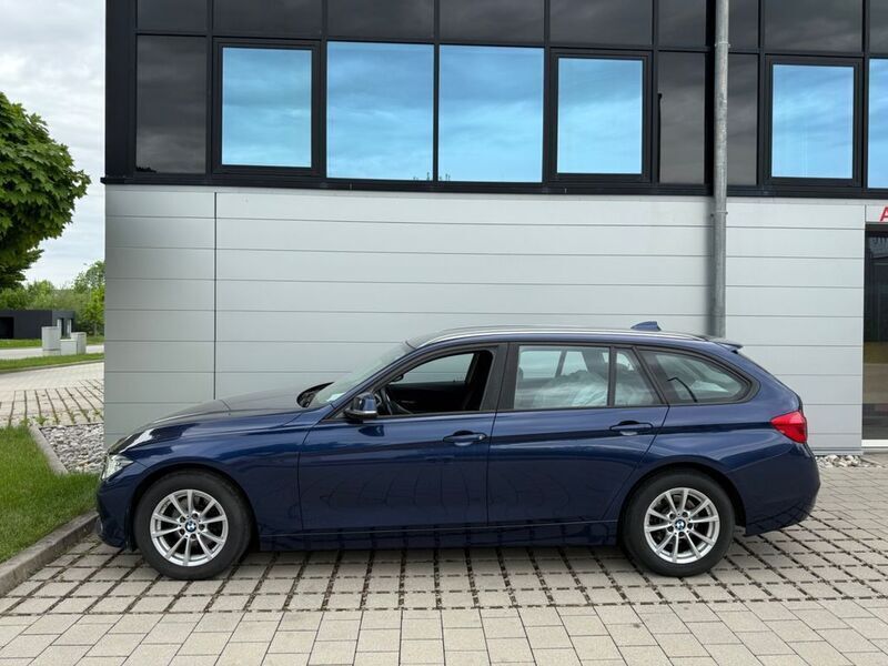 Blau Gebraucht 2018 BMW 320 Kombi | 18.999 € (Fairer Preis) - Bild 1/4