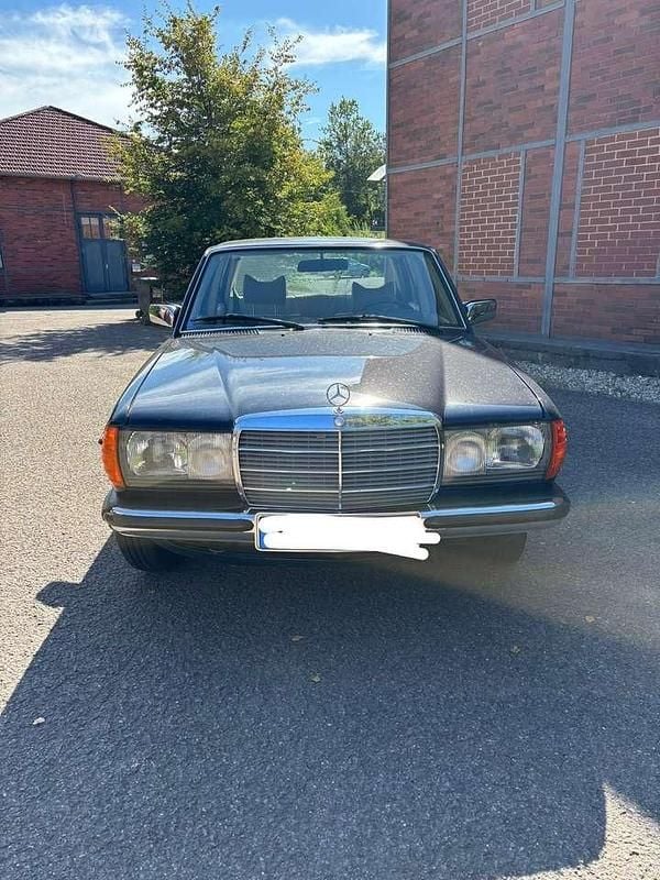 Blau Gebraucht 1979 Mercedes E200 Limousine | 10.000 € - Bild 1/4