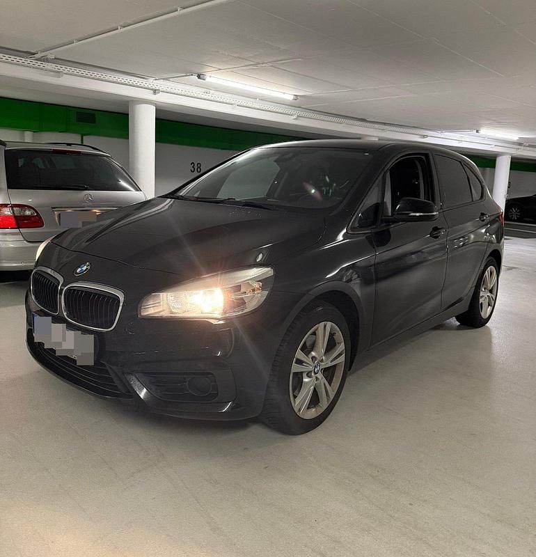 Schwarz Gebraucht 2015 BMW 220 Active Tourer Comfort Edition Van / Kleinbus | 13.999 € (Superpreis) - Bild 1/4