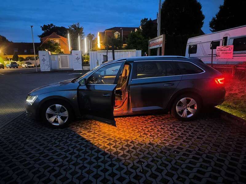 Grau Gebraucht 2019 Skoda Superb Premium Edition Kombi | 17.999 € (Guter Preis) - Bild 1/4