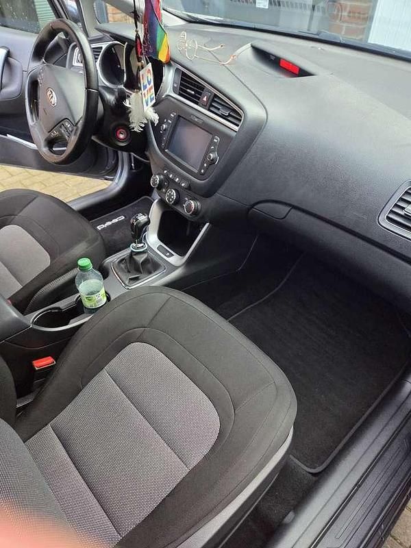 Gebraucht Kia Ceed DREAM-TEAM Edition 90 PS (66 kW) 2018 Silber Kleinwagen