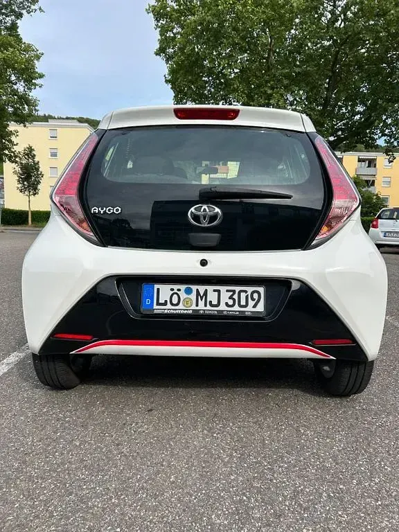 Gebraucht Toyota Aygo X-play 69 PS (50 kW) 2017 Weiß Kleinwagen