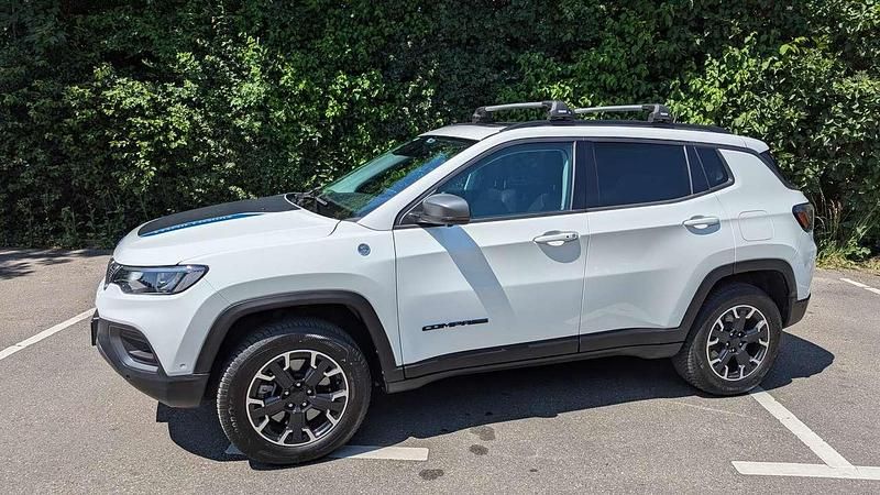Gebraucht Jeep Compass Trailhawk 241 PS (177 kW) 2021 Weiß SUV