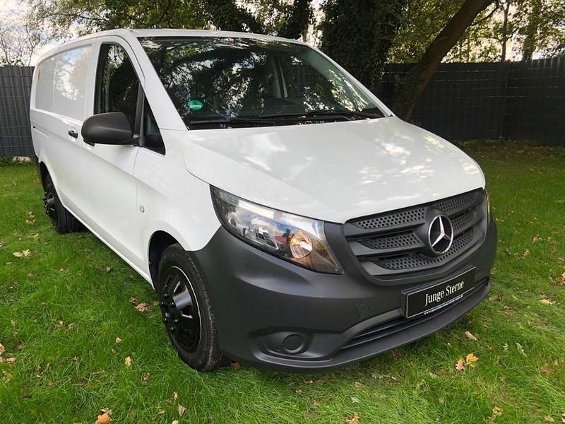 Weiß Gebraucht 2017 Mercedes Vito Van / Kleinbus | 12.499 € - Bild 1/4