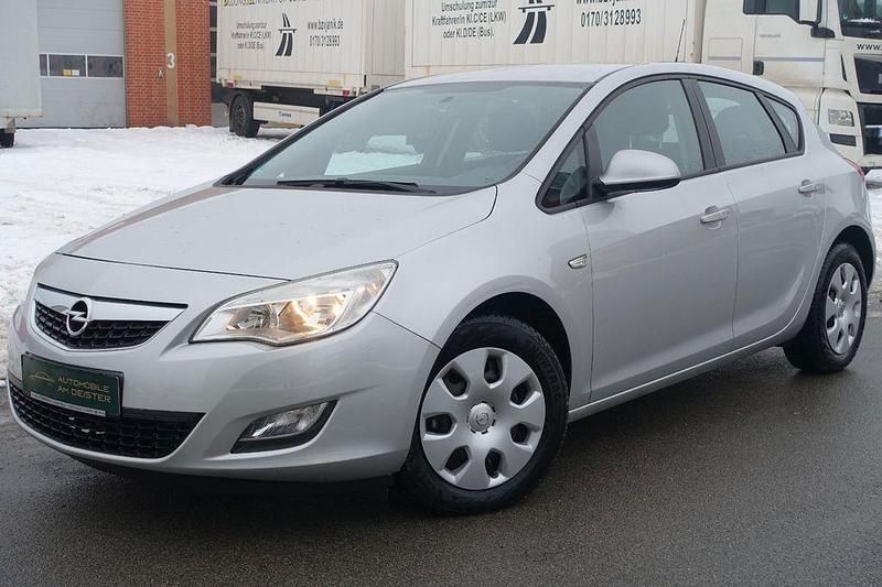 Gebraucht Opel Astra Edition 116 PS (85 kW) 2010 Silber Limousine