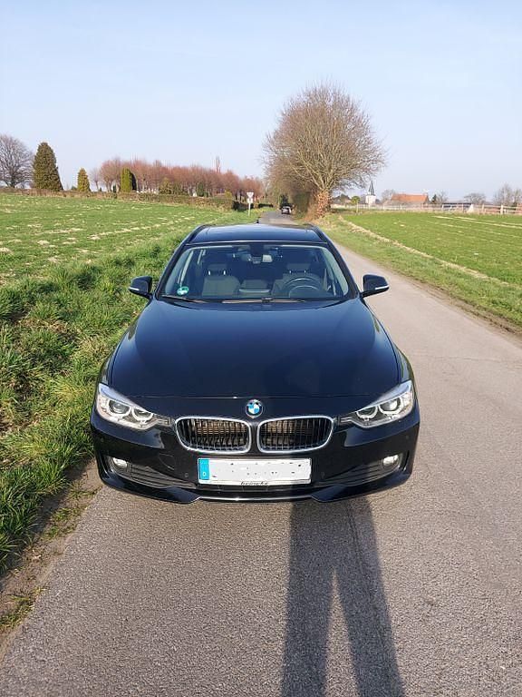 Gebraucht BMW 318 143 PS (105 kW) 2013 Schwarz Kombi