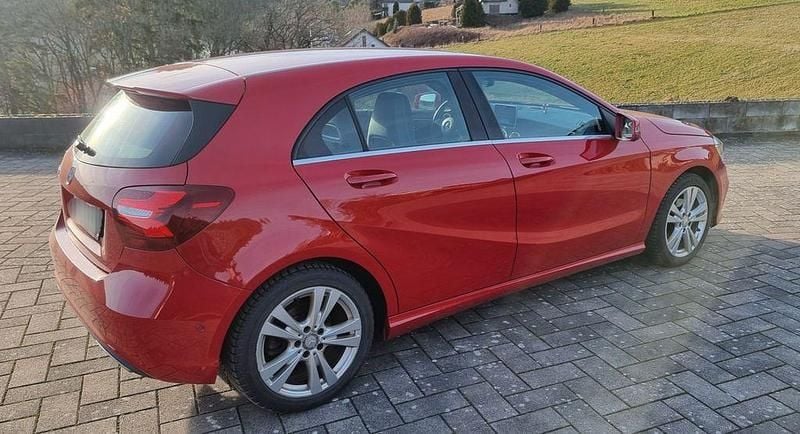 Gebraucht Mercedes A160 102 PS (75 kW) 2016 Rot Limousine