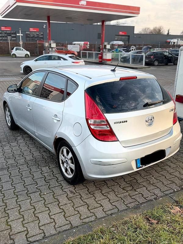 Gebraucht Hyundai i30 130 PS (95 kW) 2007 Silber Kleinwagen