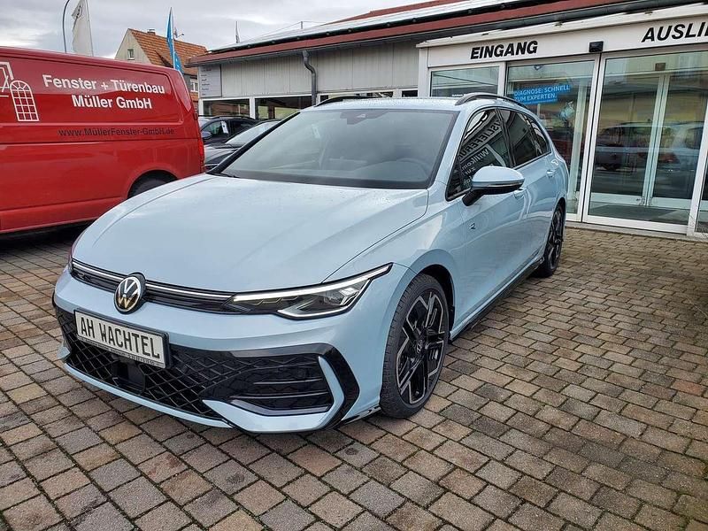Crystal ice blue metallic Neu 2025 VW Golf VIII R-line Kombi | 35.995 € (Teuer) - Bild 1/4