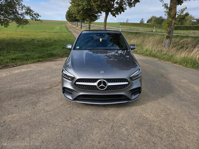 Grau Gebraucht 2022 Mercedes B200 AMG line Van / Kleinbus | 32.000 € (Teuer) - Bild 1/4