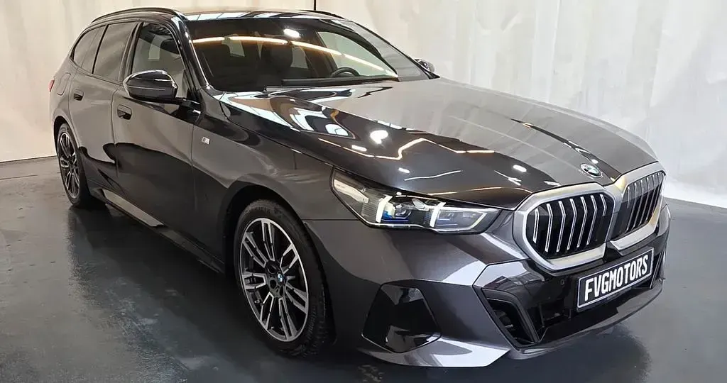 Gebraucht BMW 520 M Sport 197 PS (144 kW) 2024 Grau Kombi