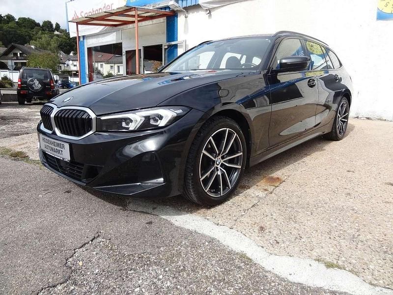 Saphirschwarz Gebraucht 2022 BMW 318 Performance Kombi | 20.990 € (Fairer Preis) - Bild 1/4
