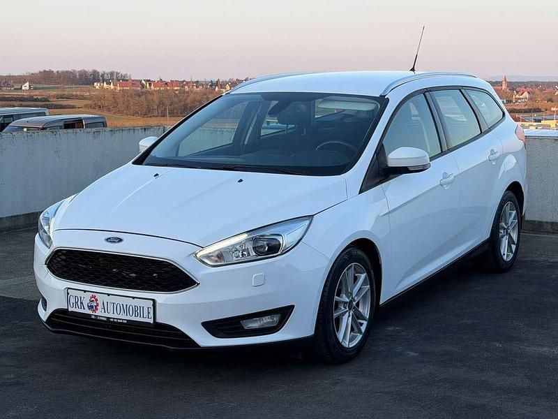 Gebraucht Ford Focus 120 PS (88 kW) 2015 Frostweiß Kombi