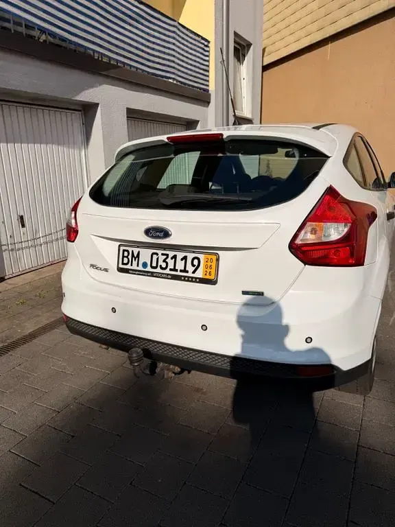 Gebraucht Ford Focus 101 PS (74 kW) 2014 Weiß Limousine