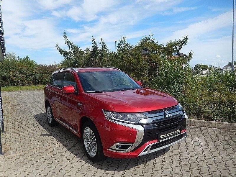 Gebraucht Mitsubishi Outlander Plus 135 PS (99 kW) 2020 Dynamik rot (d) SUV