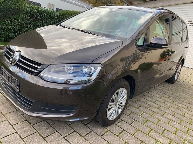 Braun Gebraucht 2019 VW Sharan Highline Van / Kleinbus | 17.890 € (Superpreis) - Bild 1/4