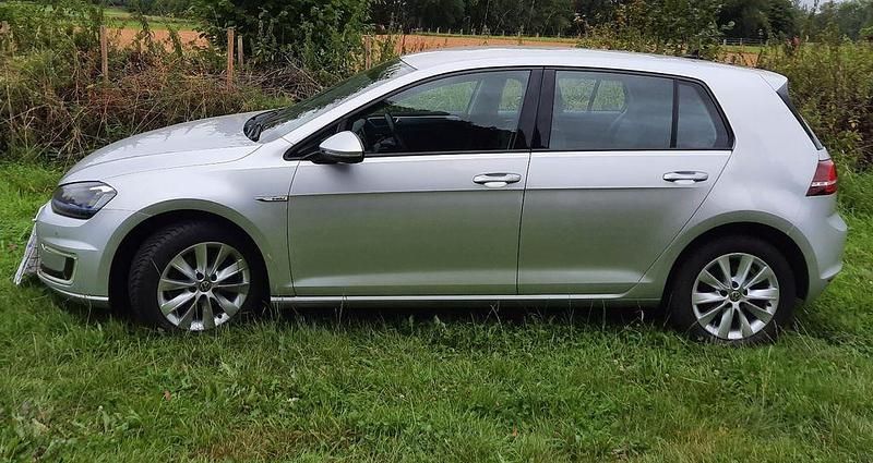 Silber Gebraucht 2015 VW e-Golf Kleinwagen | 9.999 € (Etwas zu teuer) - Bild 1/4