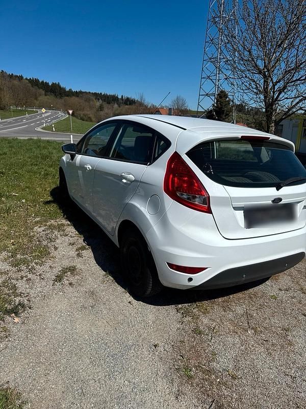 Gebraucht Ford Fiesta 80 PS (58 kW) 2009 Weiß Kleinwagen