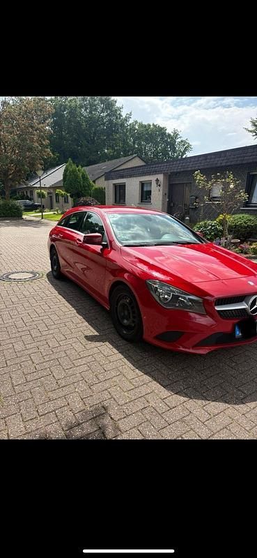 Rot Gebraucht 2016 Mercedes CLA200 Kombi | 12.000 € - Bild 1/4