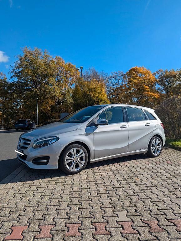 Silber Gebraucht 2015 Mercedes B200 Urban Van / Kleinbus | 12.550 € (Superpreis) - Bild 1/4
