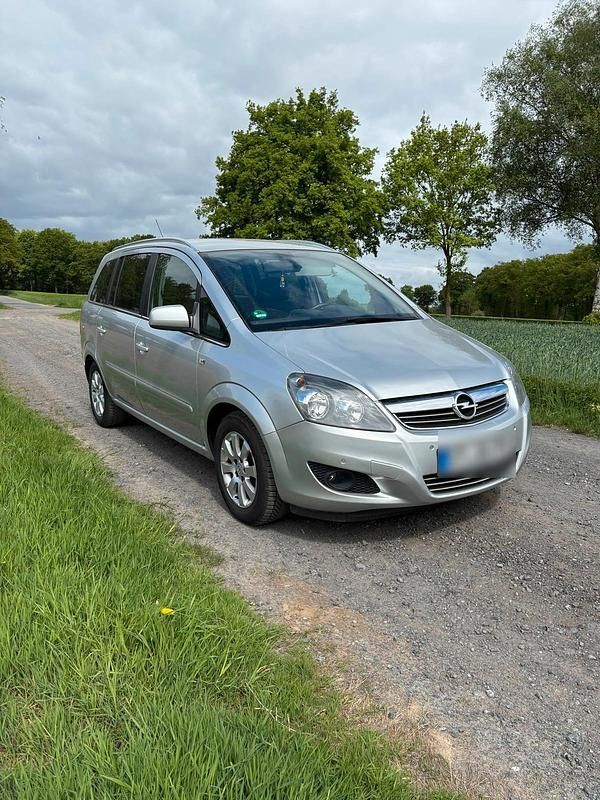 Grau Gebraucht 2012 Opel Zafira Van / Kleinbus | 7.199 € - Bild 1/4