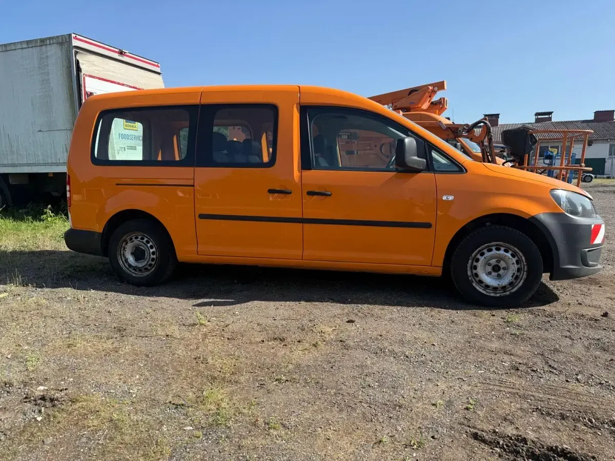 Używany VW Caddy Maxi 102 KM (75 kW) 2014 Pomarańczowy Minivan