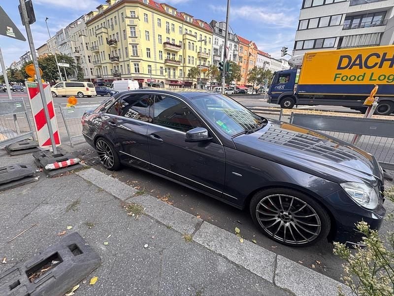 Grau Gebraucht 2010 Mercedes E220 Limousine | 10.700 € (Guter Preis) - Bild 1/4