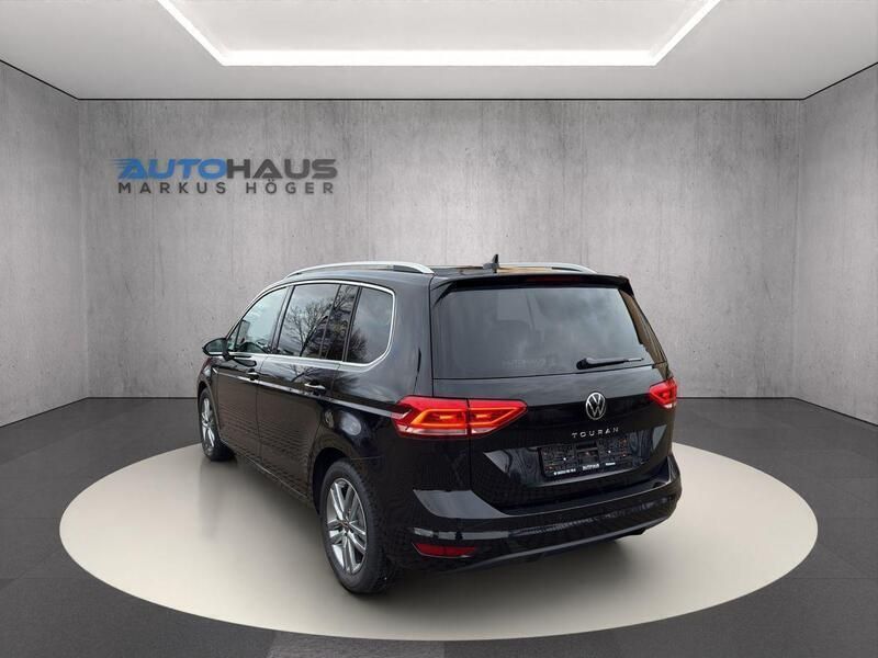 Gebraucht VW Touran Highline 150 PS (110 kW) 2024 Deep black perleffekt Van / Kleinbus