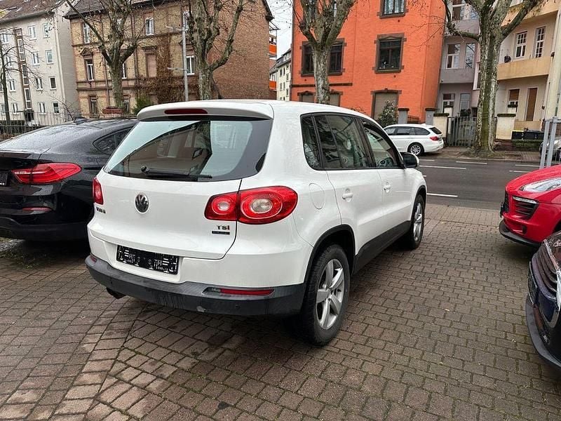 Gebraucht VW Tiguan Trendline 122 PS (89 kW) 2011 Weiß SUV