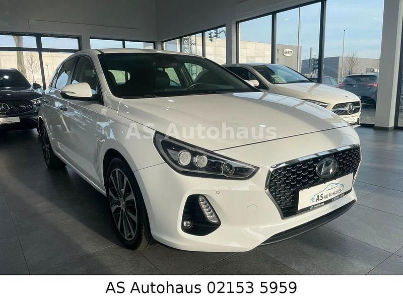 Weiß Gebraucht 2017 Hyundai i30 Premium Limousine | 14.850 € (Fairer Preis) - Bild 1/4