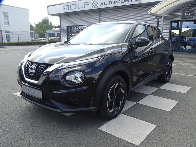 Schwarz black (m) (metallic) Gebraucht 2024 Nissan Juke N-Connecta SUV | 17.990 € (Fairer Preis) - Bild 1/4
