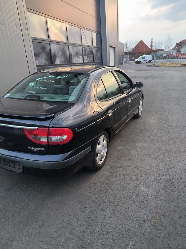 Blau Gebraucht 2000 Renault Mégane Limousine | 1.550 € (Fairer Preis) - Bild 1/4