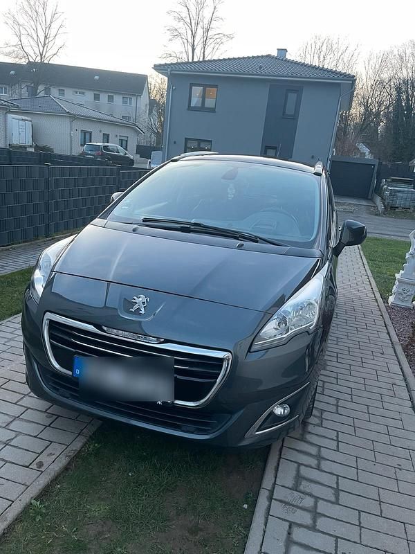 Grau Gebraucht 2014 Peugeot 5008 Allure Van / Kleinbus | 9.999 € - Bild 1/4