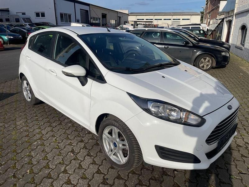 Gebraucht Ford Fiesta 60 PS (44 kW) 2015 Weiß Kleinwagen