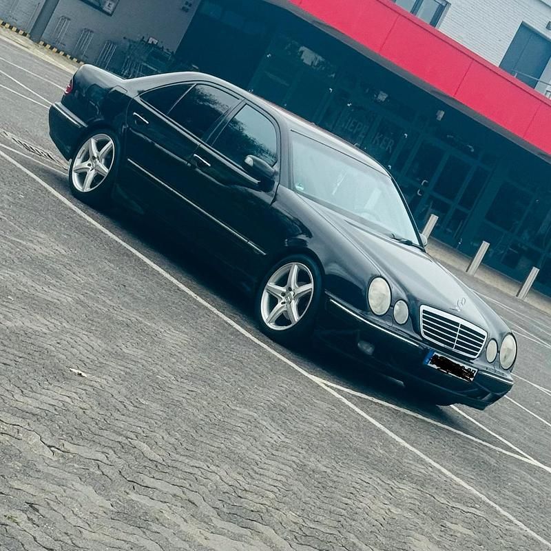 Schwarz Gebraucht 2001 Mercedes E200 Avantgarde Limousine | 4.600 € - Bild 1/4