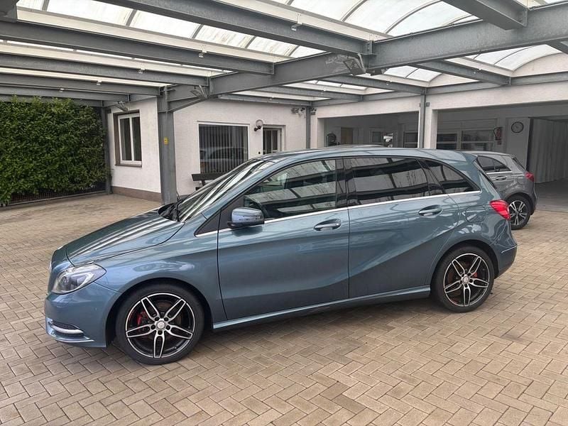 Gebraucht Mercedes B200 156 PS (114 kW) 2014 Blau Van / Kleinbus