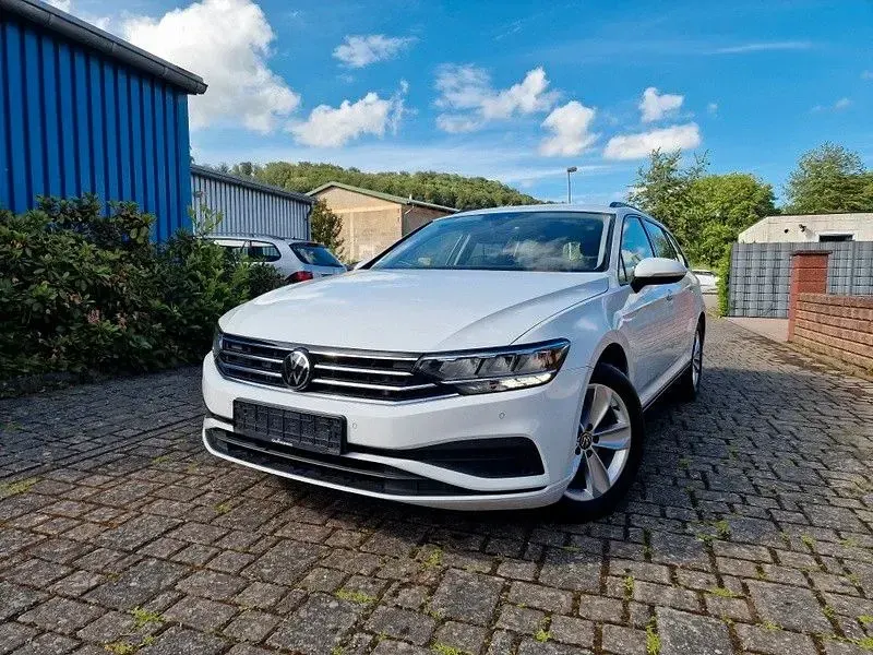 Gebraucht VW Passat Basis 122 PS (89 kW) 2023 Weiß Kombi