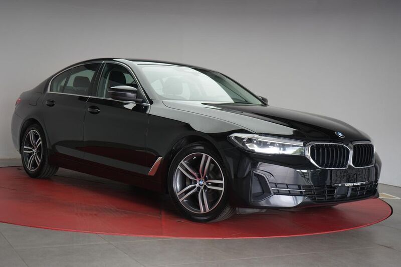 Schwarz Gebraucht 2021 BMW 520 Sport Line Limousine | 32.490 € (Fairer Preis) - Bild 1/4