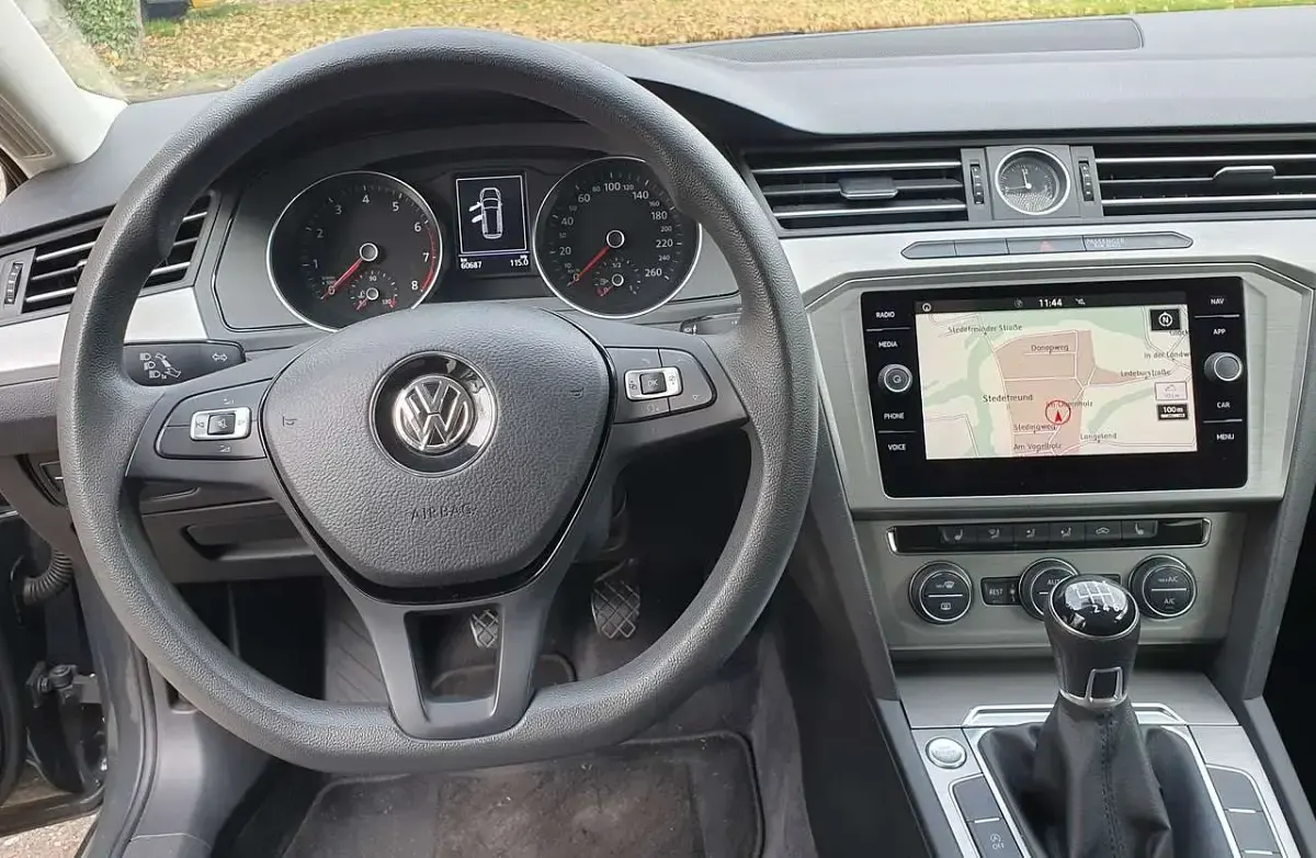 Gebraucht VW Passat Trendline 125 PS (91 kW) 2018 Uranograu Kombi
