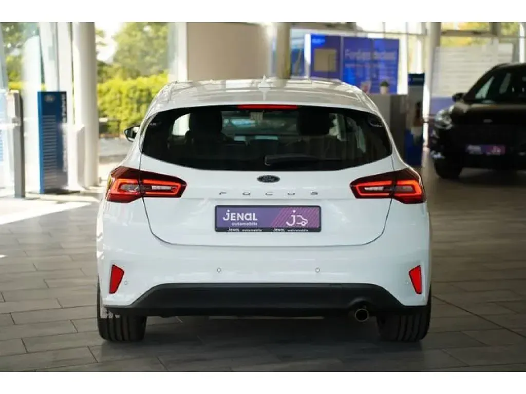 Gebraucht Ford Focus Titanium 125 PS (91 kW) 2022 Frozen white Limousine