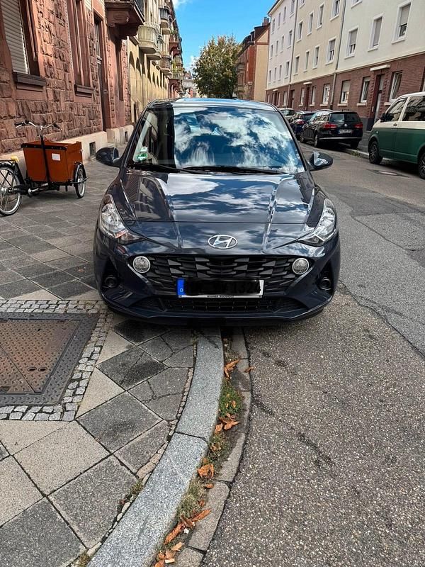 Grau Gebraucht 2022 Hyundai i10 Trend Kleinwagen | 12.900 € (Superpreis) - Bild 1/4