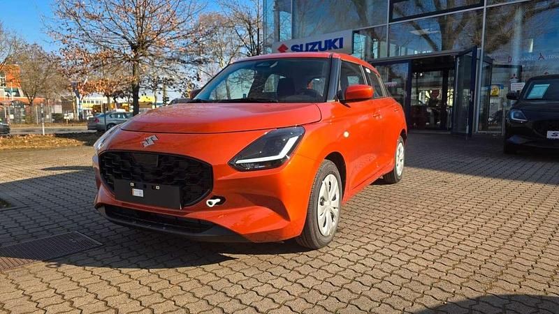 Flame orange pearl Neu 2025 Suzuki Swift Club Kleinwagen | 16.950 € - Bild 1/4