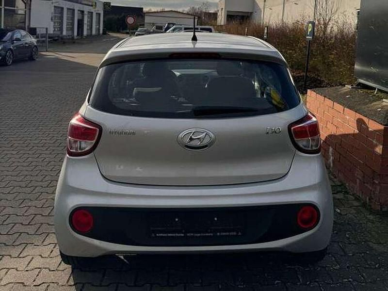 Gebraucht Hyundai i10 Trend 67 PS (49 kW) 2020 Sleek silver / met Kleinwagen