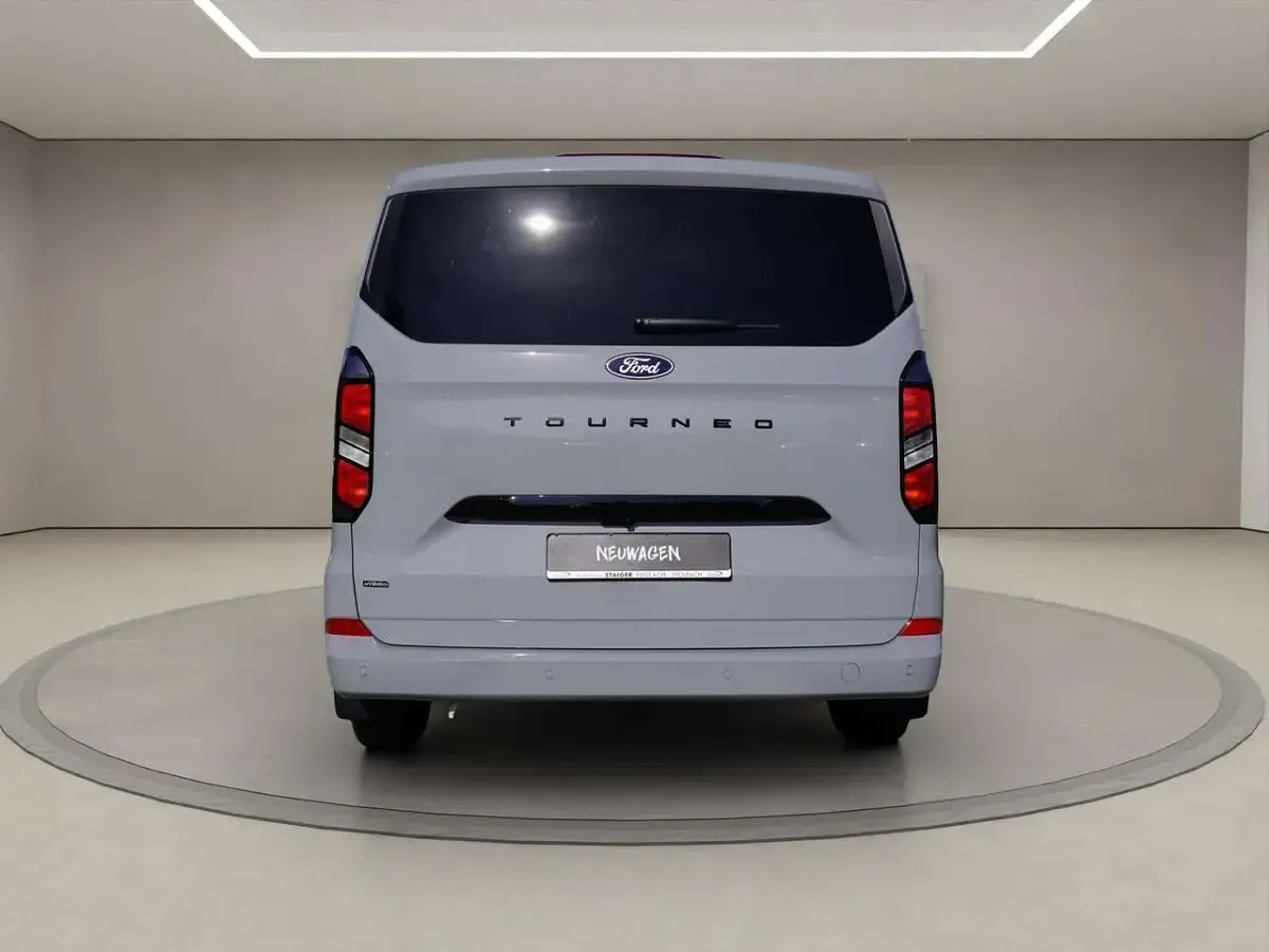 Neu Ford Tourneo Titanium 232 PS (170 kW) 2026 Grau Van / Kleinbus