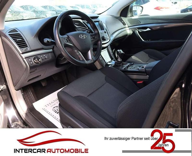 Gebraucht Hyundai i40 Trend 165 PS (121 kW) 2017 Phantom black / mic Kombi