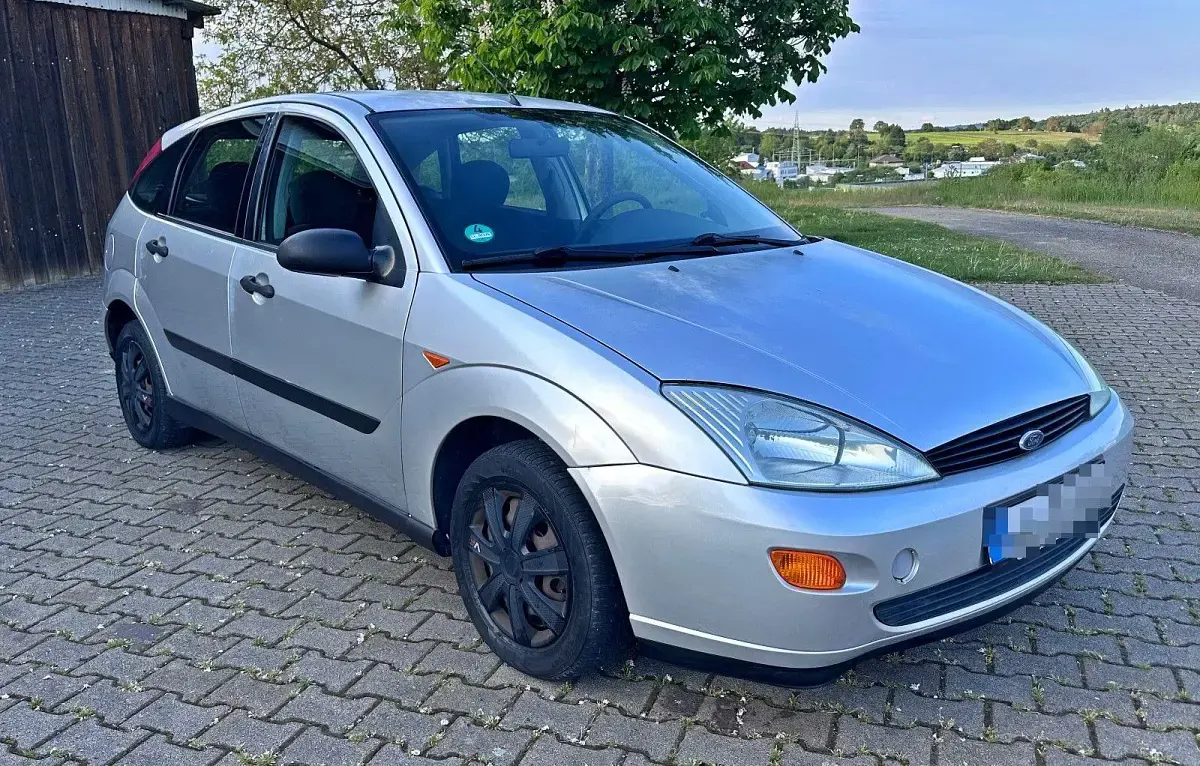 Usado Ford Focus 101 CV (74 kW) 2001 Plateado Utilitario
