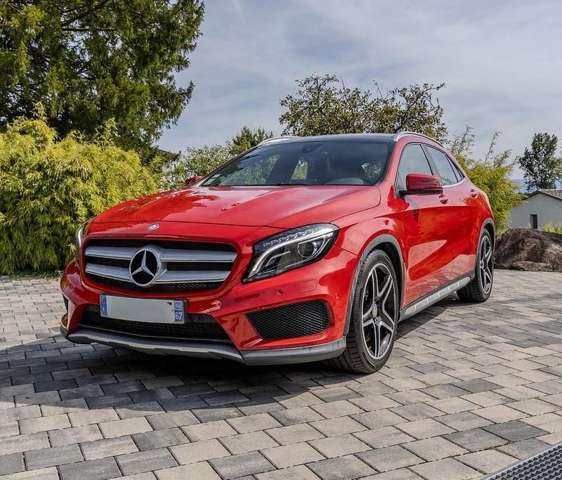 Rot Gebraucht 2016 Mercedes GLA250 AMG line SUV | 19.990 € (Superpreis) - Bild 1/4