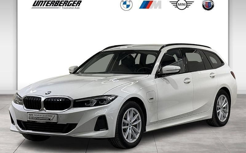 Alpinweiß uni Gebraucht 2022 BMW 320e Sport Line Kombi | 29.890 € (Fairer Preis) - Bild 1/4