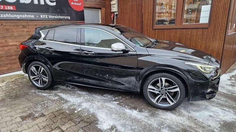 Gebraucht Infiniti Q30 Sport Tech 156 PS (114 kW) 2017 Schwarz Limousine